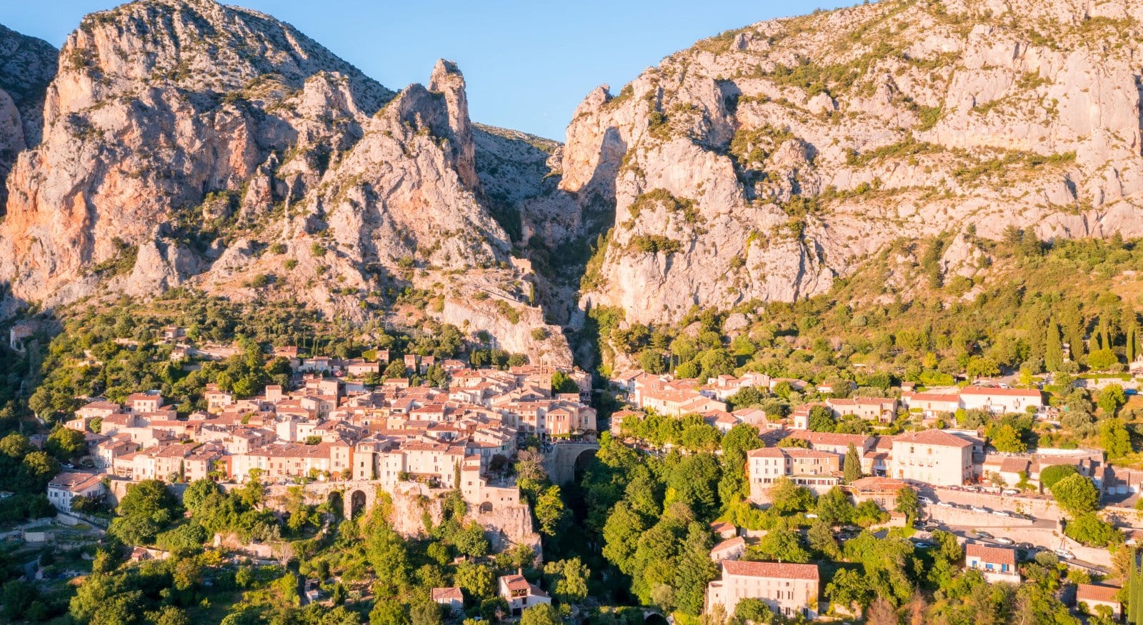 picture properties: https://www.moustiers.fr/fr