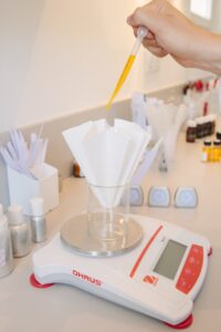 Geste du parfumeur — dosage d'une essence à la pipette lors de l'atelier GEODORA