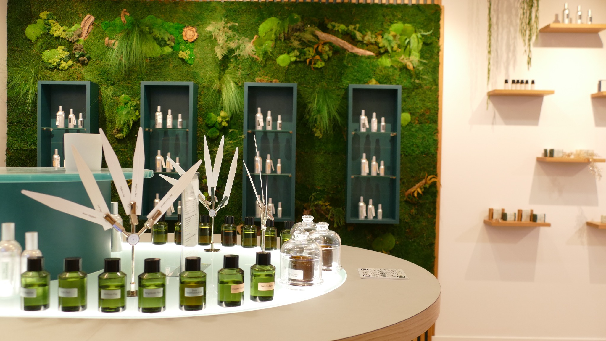 Orgue à parfums et créations GEODORA dans la boutique de Grasse
